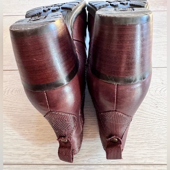 Earth Denali Respect Bootie - Size 8.5M - Hot Maroon - Picture 13 of 14